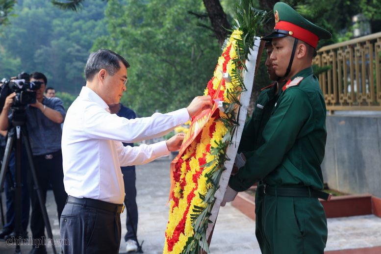 Thủ tướng dâng hương tưởng niệm các Anh hùng liệt sĩ và tặng quà gia đình có công với cách mạng tại Lào Cai- Ảnh 2.