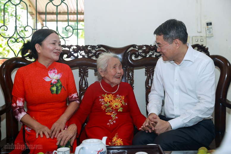 Thủ tướng dâng hương tưởng niệm các Anh hùng liệt sĩ và tặng quà gia đình có công với cách mạng tại Lào Cai- Ảnh 5.