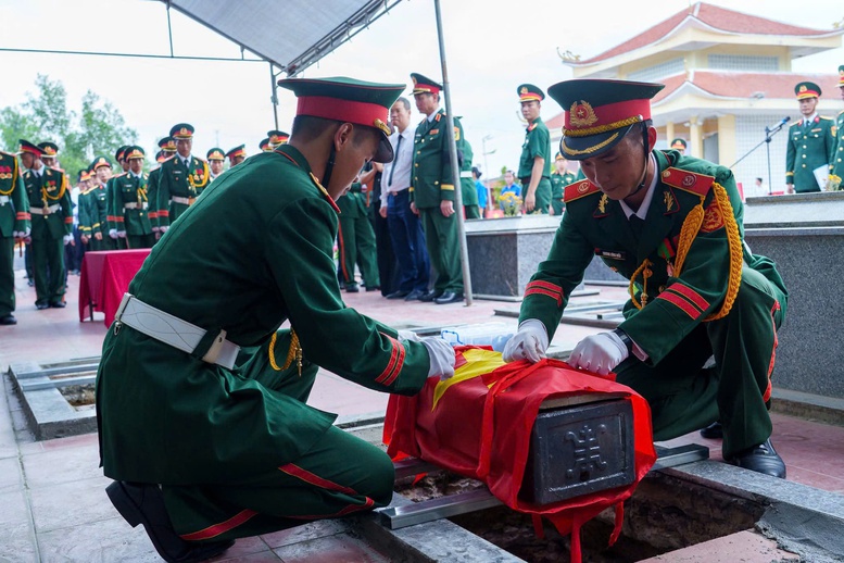 Đà Nẵng: Truy điệu, an táng hài cốt các liệt sĩ vừa được quy tập trong hang Đá Sập- Ảnh 3.