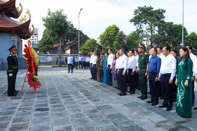 Thủ tướng dâng hương tưởng niệm các Anh hùng liệt sĩ và tặng quà người có công tại Lạng Sơn- Ảnh 2.