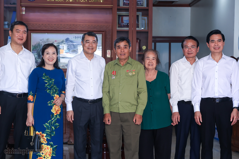 Thủ tướng dâng hương tưởng niệm các Anh hùng liệt sĩ và tặng quà người có công tại Lạng Sơn- Ảnh 8.