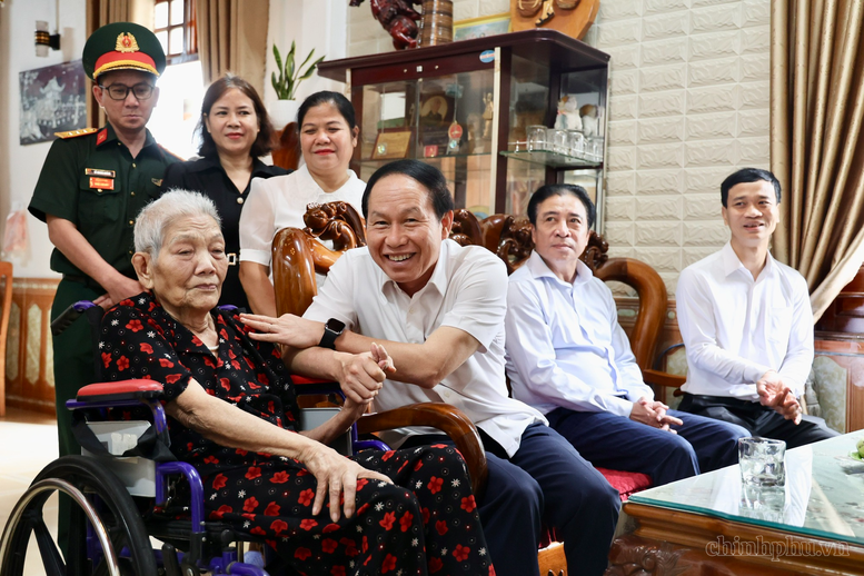 Phó Thủ tướng Lê Tiến Châu thăm, tặng quà người có công với cách mạng- Ảnh 1.