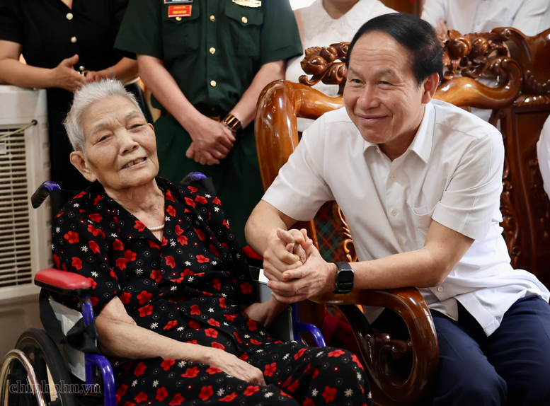 Phó Thủ tướng Lê Tiến Châu thăm, tặng quà người có công với cách mạng- Ảnh 2.