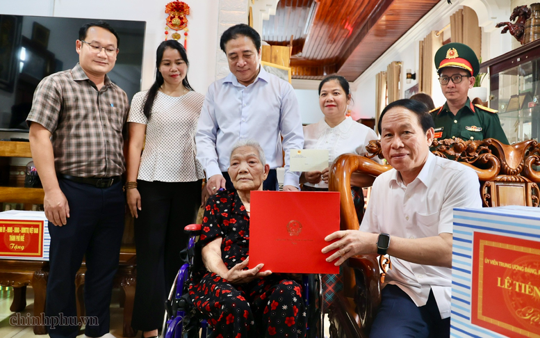 Phó Thủ tướng Lê Tiến Châu thăm, tặng quà người có công với cách mạng- Ảnh 3.