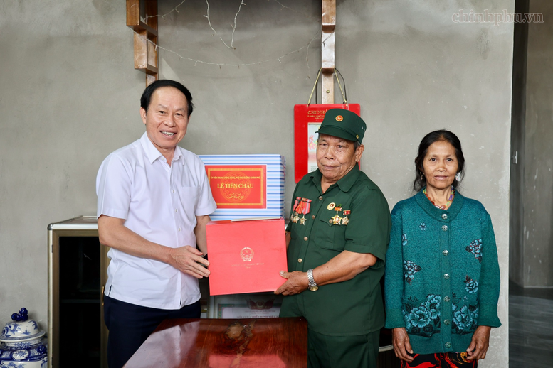 Phó Thủ tướng Lê Tiến Châu thăm, tặng quà người có công với cách mạng- Ảnh 6.