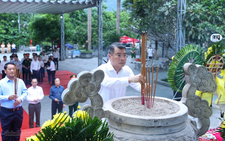 Thủ tướng Lê Minh Hưng dâng hương tại Nghĩa trang liệt sĩ quốc gia Vị Xuyên (Tuyên Quang)