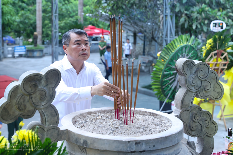 Thủ tướng Lê Minh Hưng dâng hương tại Nghĩa trang liệt sĩ quốc gia Vị Xuyên (Tuyên Quang)- Ảnh 3.