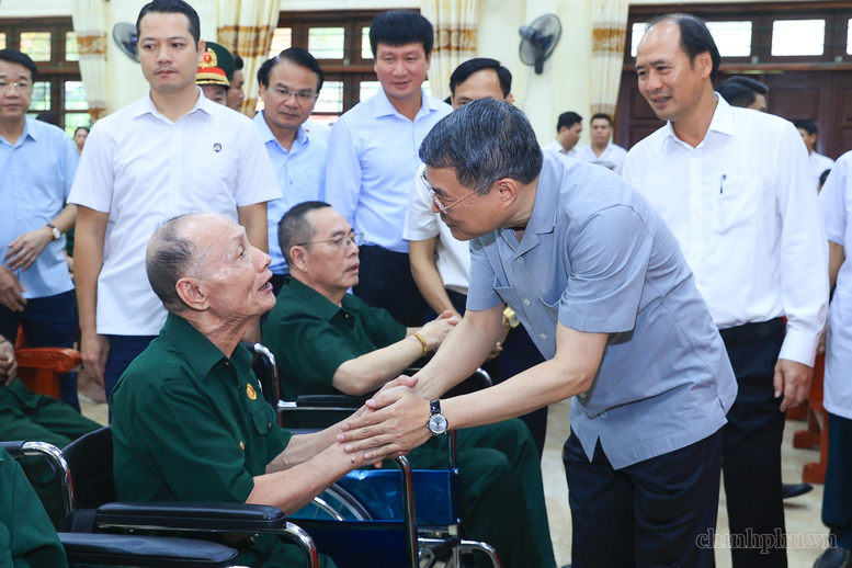 Thủ tướng Lê Minh Hưng thăm, tặng quà các thương binh, bệnh binh tại Ninh Bình- Ảnh 1.