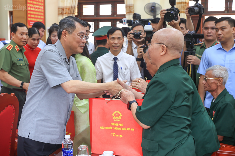 Thủ tướng Lê Minh Hưng thăm, tặng quà các thương binh, bệnh binh tại Ninh Bình- Ảnh 3.