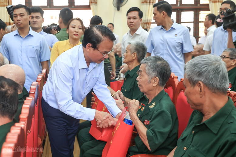 Thủ tướng Lê Minh Hưng thăm, tặng quà các thương binh, bệnh binh tại Ninh Bình- Ảnh 5.