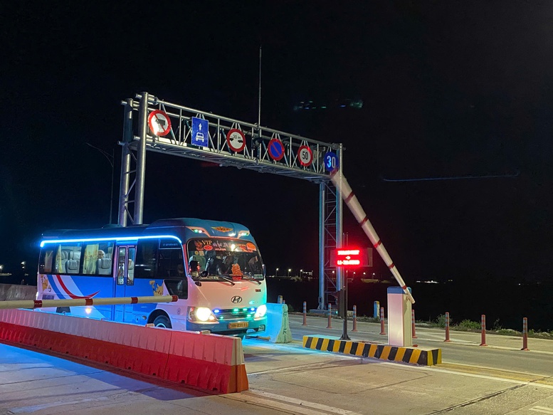 Ngày đầu thu phí tự động qua 5 đoạn tuyến cao tốc Bắc - Nam: Lưu thông nhanh chóng
- Ảnh 1.