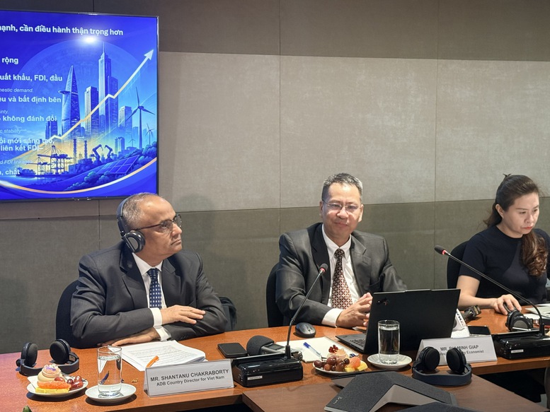 ADB: Việt Nam tăng trưởng tích cực nhưng cần nhanh chóng nâng cao năng suất- Ảnh 1.