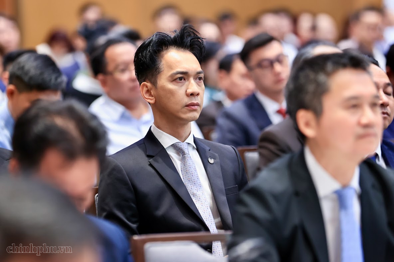 会議に出席する代表者ら