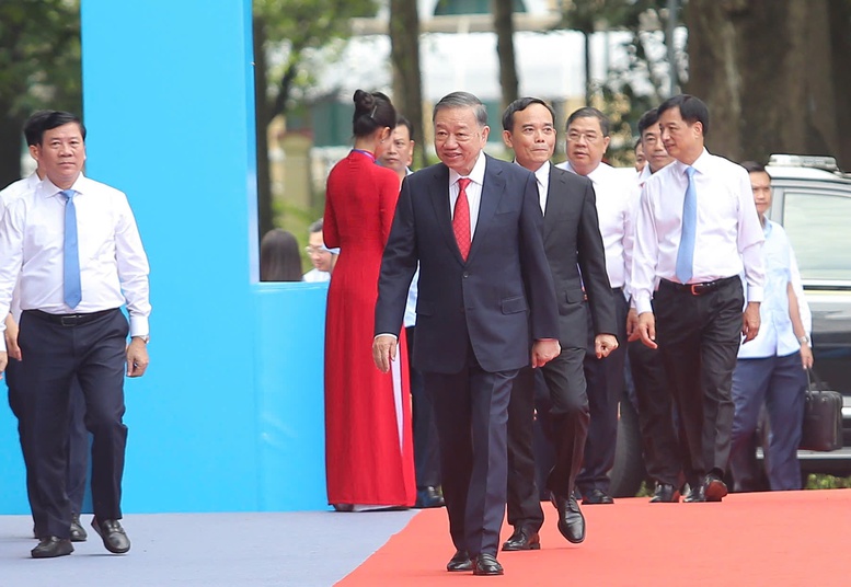 TRỰC TIẾP: Sáng 2/7, kỷ niệm trọng thể 50 năm Ngày Thành phố Sài Gòn-Gia Định mang tên Chủ tịch Hồ Chí Minh- Ảnh 1.