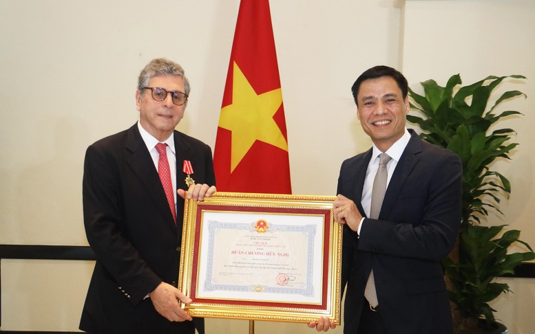 Trao Huân chương Hữu nghị tặng Đại sứ Brazil tại Việt Nam