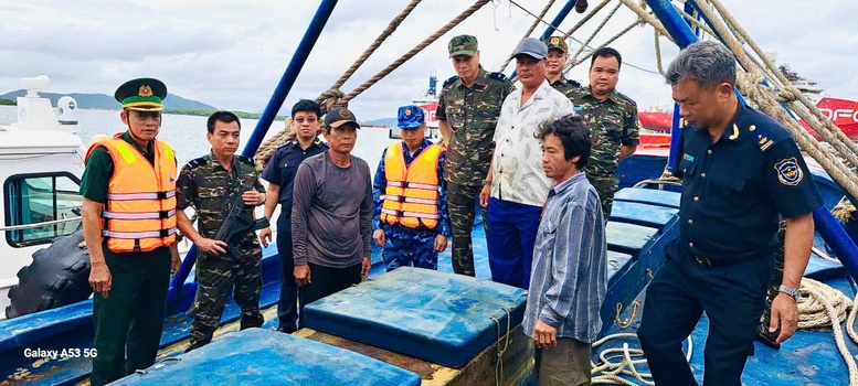 Hải quan phối hợp bắt tàu chở 30.000 lít dầu DO không rõ nguồn gốc- Ảnh 1.