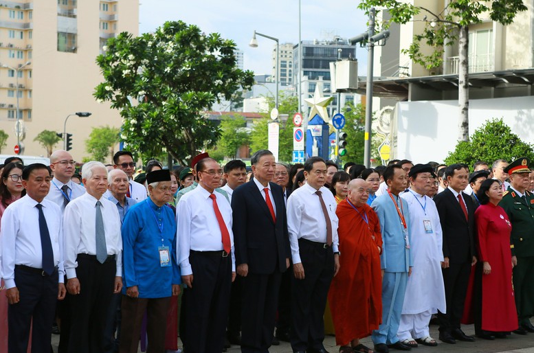 Tổng Bí thư, Chủ tịch nước Tô Lâm và lãnh đạo Đảng, Nhà nước dâng hoa tưởng nhớ Chủ tịch Hồ Chí Minh- Ảnh 2.