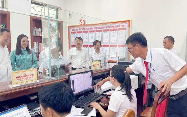 Chuyển xếp ngạch chuyên viên chính các chức danh thuộc HĐND xã