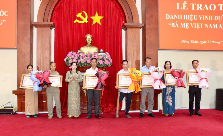 Đồng Tháp: Trao tặng, truy tặng danh hiệu vinh dự Nhà nước “Bà mẹ Việt Nam Anh hùng”- Ảnh 1.