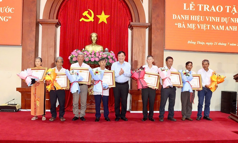 Đồng Tháp: Trao tặng, truy tặng danh hiệu vinh dự Nhà nước “Bà mẹ Việt Nam Anh hùng”- Ảnh 2.