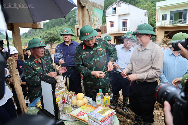 Phó Thủ tướng Hồ Quốc Dũng kiểm tra công tác khắc phục hậu quả lũ quét tại xã Mường Than, Lai Châu- Ảnh 4.