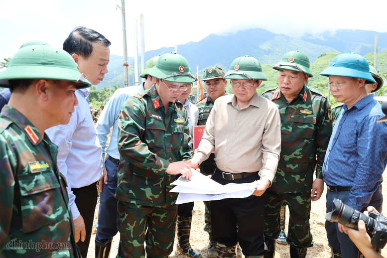 Phó Thủ tướng Hồ Quốc Dũng kiểm tra công tác khắc phục hậu quả lũ quét tại xã Mường Than, Lai Châu- Ảnh 7.