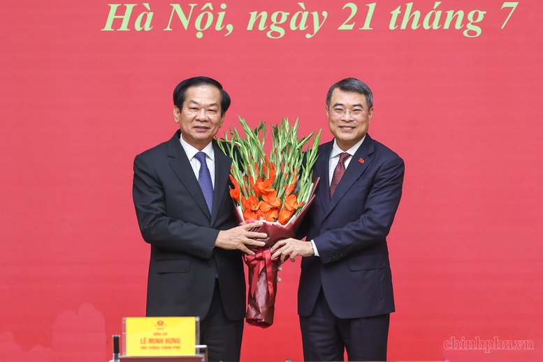 Thủ tướng trao quyết định giao Quyền Bộ trưởng Bộ Nội vụ và bổ nhiệm Thứ trưởng Thường trực Bộ Dân tộc và Tôn giáo- Ảnh 4.