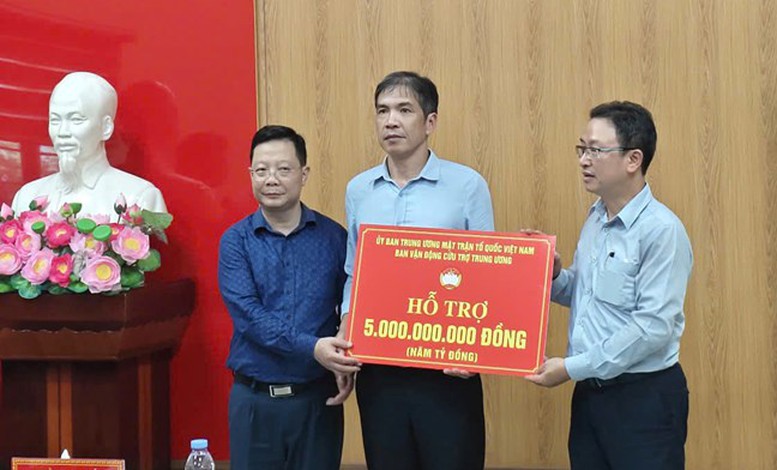 Ủy ban Trung ương MTTQ Việt Nam hỗ trợ 5 tỷ đồng cho tỉnh Lai Châu khắc phục hậu quả mưa lũ- Ảnh 1.