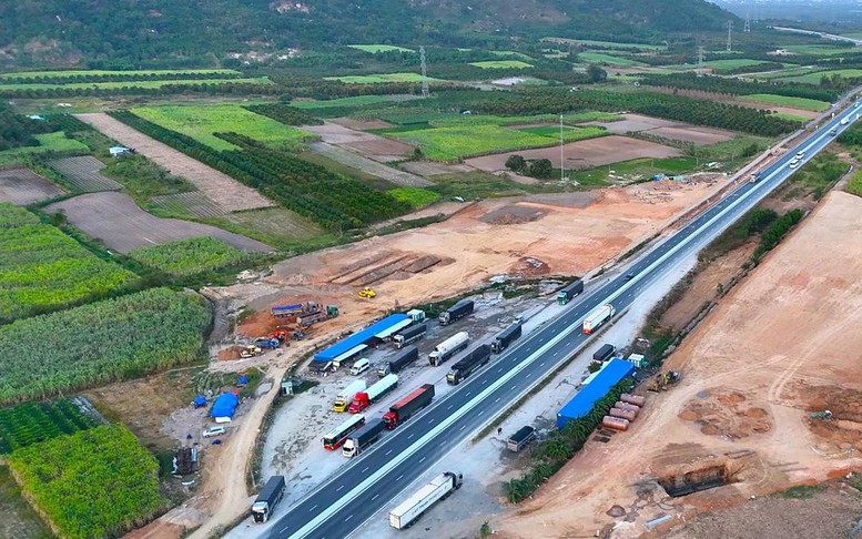 Bài học lớn từ việc 'cao tốc chờ trạm dừng nghỉ'