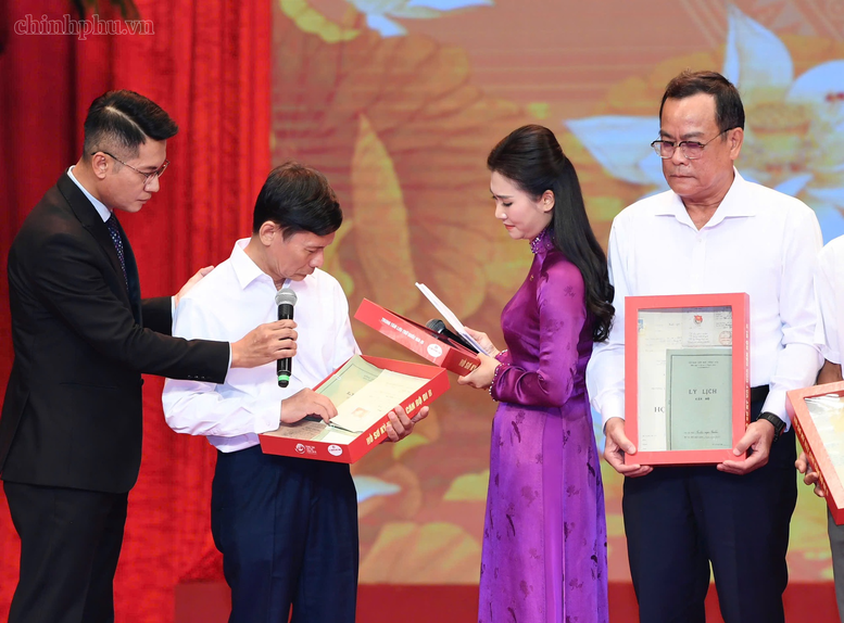 Những hình ảnh xúc động tại Hội nghị tri ân người có công với cách mạng toàn quốc năm 2026- Ảnh 11.