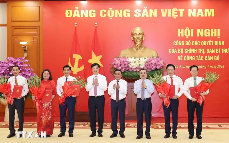Hội nghị công bố các quyết định của Bộ Chính trị, Ban Bí thư về công tác cán bộ