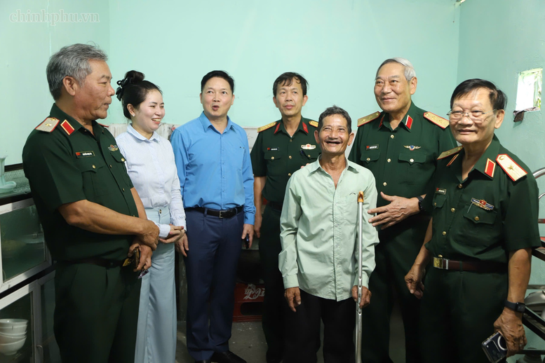 Trao sinh kế, hỗ trợ sửa chữa nhà ở cho nạn nhân bom mìn tại Quảng Ngãi- Ảnh 1.
