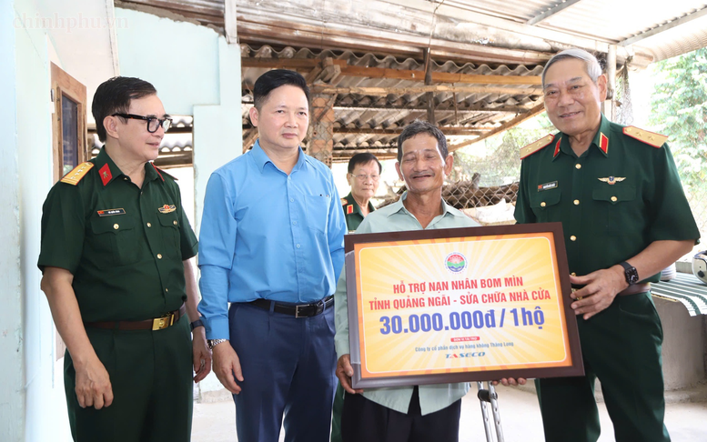 Trao sinh kế, hỗ trợ sửa chữa nhà ở cho nạn nhân bom mìn tại Quảng Ngãi