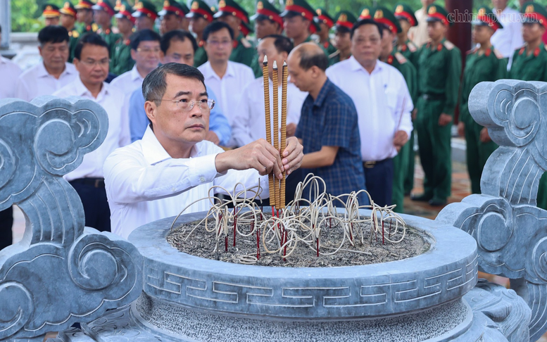 Thủ tướng Lê Minh Hưng tưởng niệm Chủ tịch Hồ Chí Minh, Đại tướng Võ Nguyên Giáp và các Anh hùng liệt sĩ tại Điện Biên Phủ