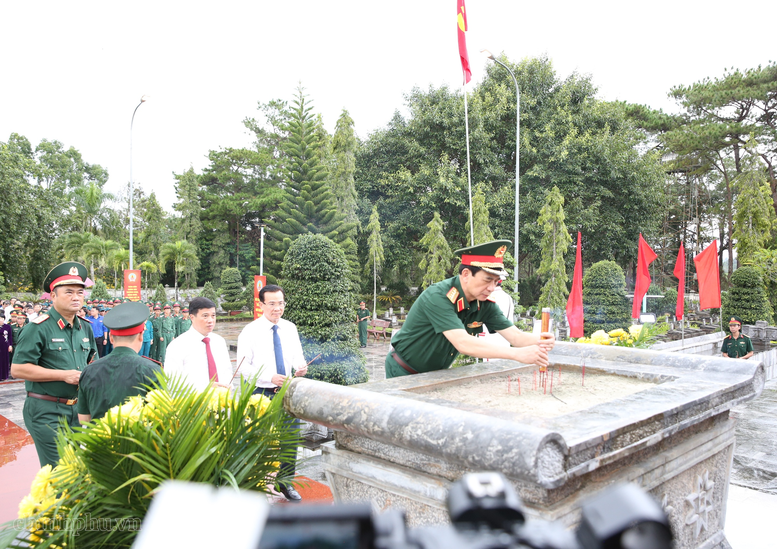 Đại tướng Phan Văn Giang dâng hương, tưởng niệm các Anh hùng liệt sĩ tại Lâm Đồng- Ảnh 2.