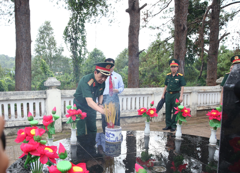 Đại tướng Phan Văn Giang dâng hương, tưởng niệm các Anh hùng liệt sĩ tại Lâm Đồng- Ảnh 3.
