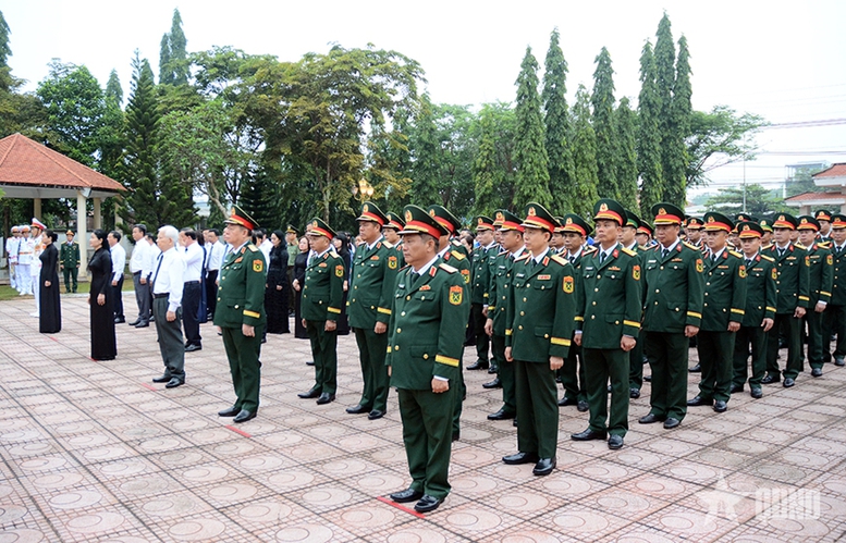 Đại tướng Nguyễn Trọng Nghĩa chủ trì lễ dâng hoa, dâng hương tại Tượng đài Chiến thắng Chốt chặn Tàu Ô- Ảnh 1.