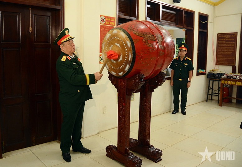 Đại tướng Nguyễn Trọng Nghĩa chủ trì lễ dâng hoa, dâng hương tại Tượng đài Chiến thắng Chốt chặn Tàu Ô- Ảnh 2.