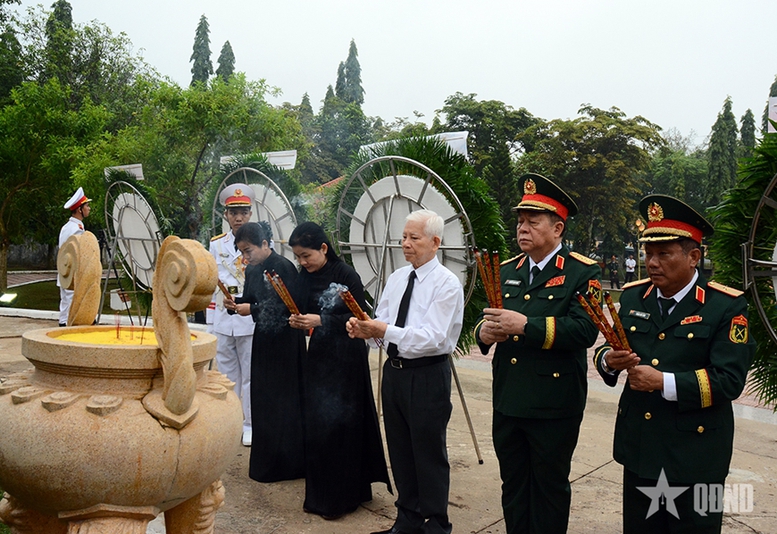 Đại tướng Nguyễn Trọng Nghĩa chủ trì lễ dâng hoa, dâng hương tại Tượng đài Chiến thắng Chốt chặn Tàu Ô- Ảnh 3.