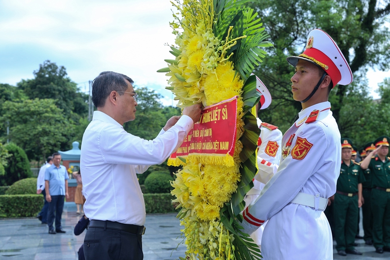 Thủ tướng Lê Minh Hưng tưởng niệm Chủ tịch Hồ Chí Minh, Đại tướng Võ Nguyên Giáp và các Anh hùng liệt sĩ tại Điện Biên Phủ- Ảnh 4.