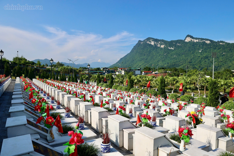 Lễ viếng, lễ truy điệu và an táng 34 hài cốt liệt sĩ tại Nghĩa trang Liệt sĩ Vị Xuyên- Ảnh 8.