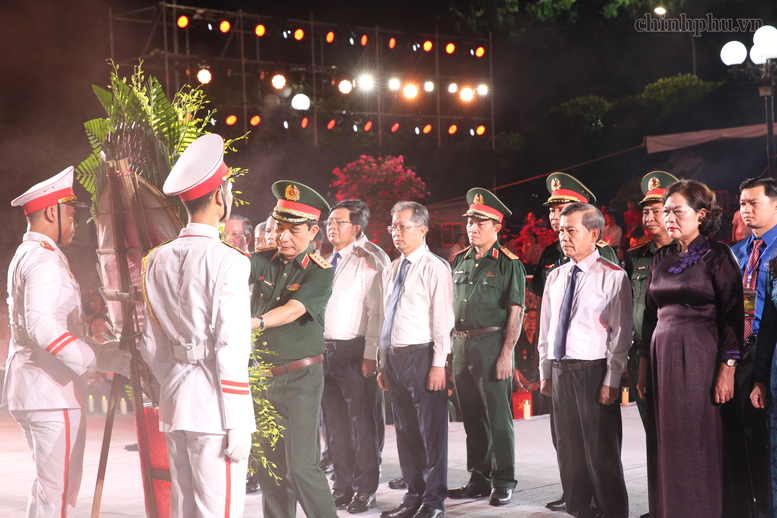 Đại tướng Phan Văn Giang và Đoàn đại biểu Trung ương dâng hương, tưởng niệm các Anh hùng liệt sĩ tại Quảng Trị- Ảnh 2.