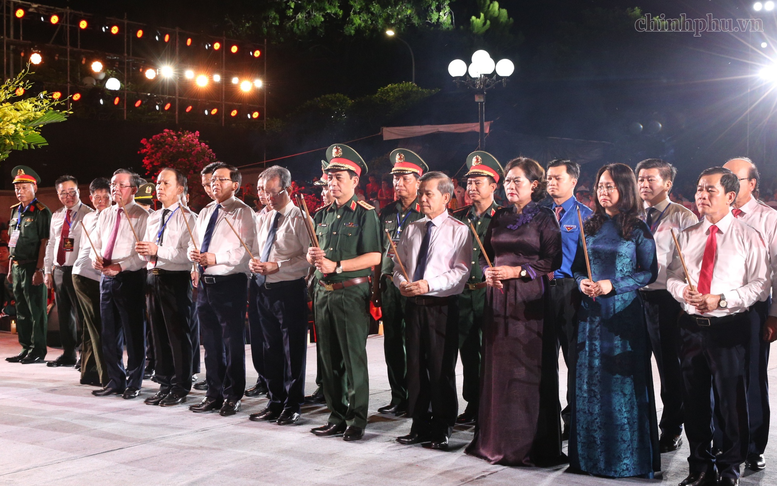 Đại tướng Phan Văn Giang và Đoàn đại biểu Trung ương dâng hương, tưởng niệm các Anh hùng liệt sĩ tại Quảng Trị