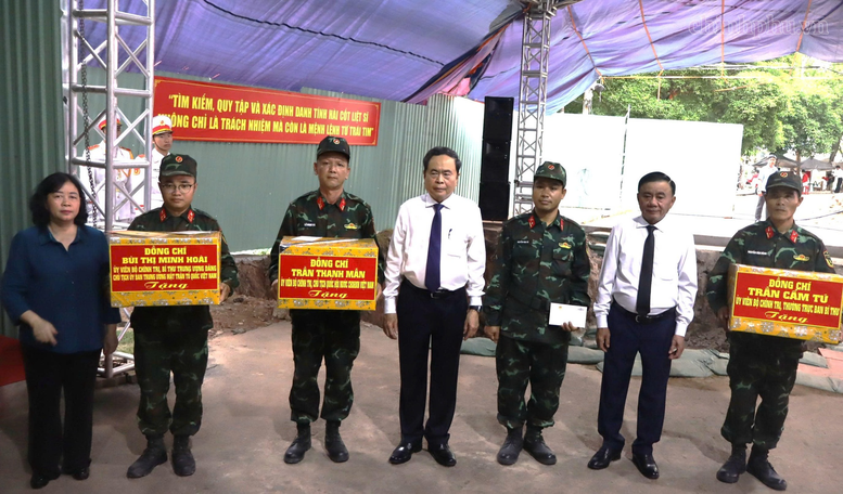 Chủ tịch Quốc hội Trần Thanh Mẫn dâng hương tri ân anh hùng liệt sĩ tại Công viên Lê Thị Riêng- Ảnh 4.