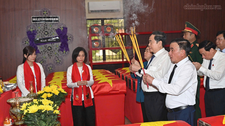 Chủ tịch Quốc hội Trần Thanh Mẫn dâng hương tri ân anh hùng liệt sĩ tại Công viên Lê Thị Riêng- Ảnh 1.