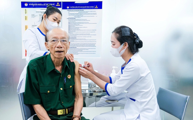 VNVC trao tặng 10.000 liều vaccine cúm tri ân người có công dịp 27/7