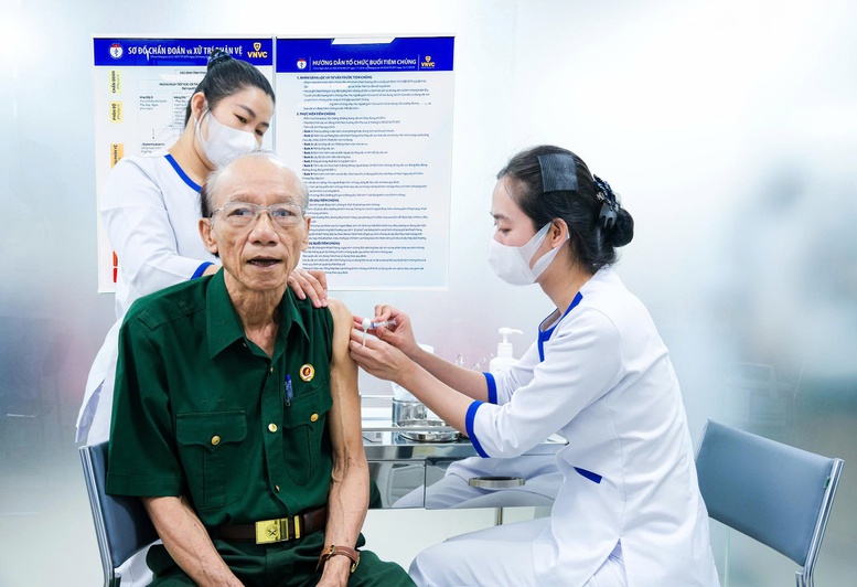 VNVC trao tặng 10.000 liều vaccine cúm tri ân người có công dịp 27/7- Ảnh 2.