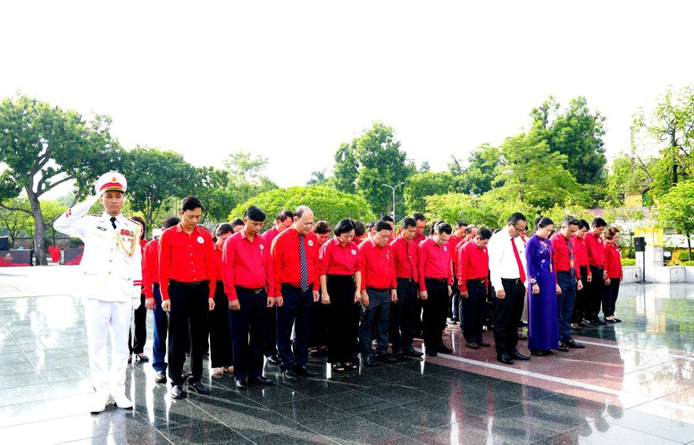 Đại biểu dự Đại hội Hội Chữ thập đỏ Việt Nam lần thứ XII dâng hương tưởng niệm các Anh hùng liệt sĩ- Ảnh 4.