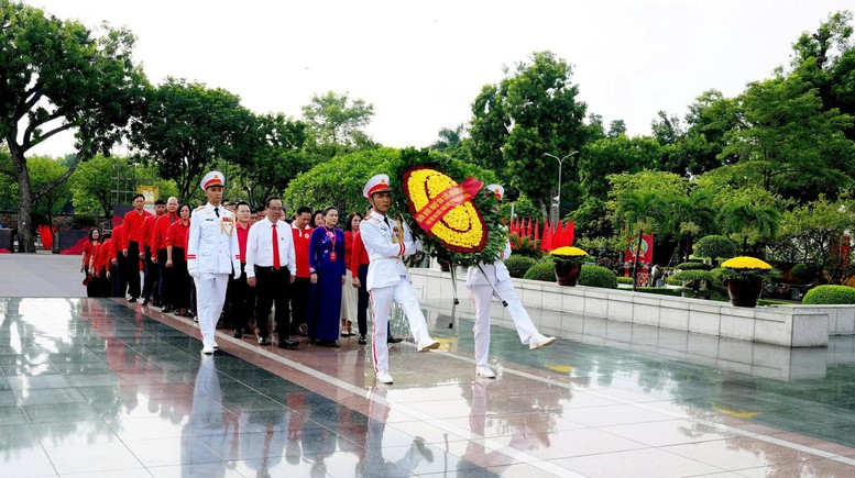 Đại biểu dự Đại hội Hội Chữ thập đỏ Việt Nam lần thứ XII dâng hương tưởng niệm các Anh hùng liệt sĩ- Ảnh 1.