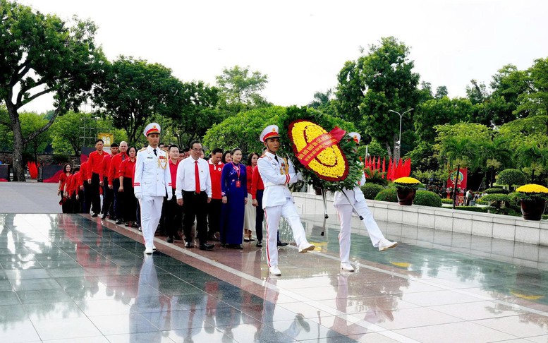 Đại biểu dự Đại hội Hội Chữ thập đỏ Việt Nam lần thứ XII dâng hương tưởng niệm các Anh hùng liệt sĩ